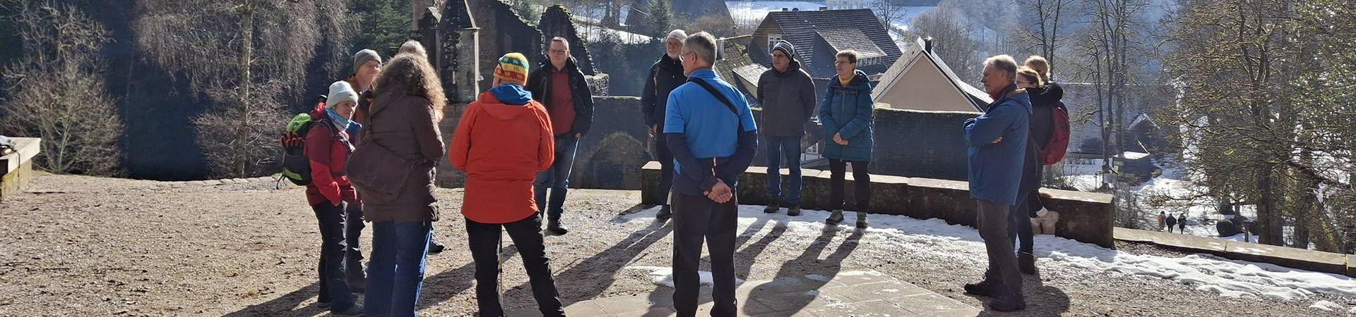 Gruppe bei Führung vor Ruine